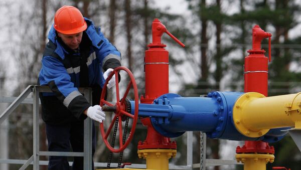 Сотрудник газораспределительной станции Газпром во время работы. Архивное фото - Sputnik Кыргызстан