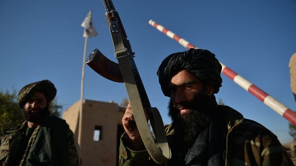 Бойцы Талибана у ворот полицейского участка в Калайи-Нау (Афганистан) - Sputnik Кыргызстан