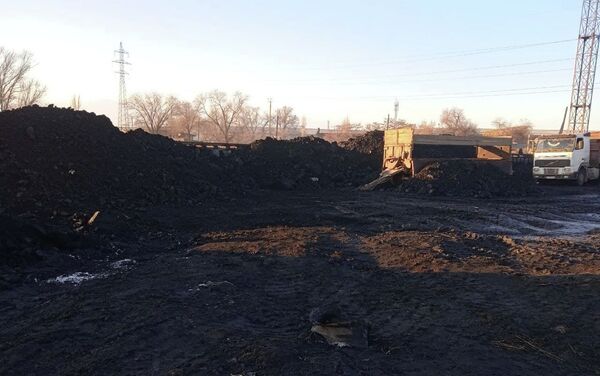 Ранее сообщалось, что на этих складах не осталось угля. В госпредприятии Кыргызкомур заявили, что вчера в Бишкек было привезено больше 300 тонн угля, а сегодня из Кара-Кече выехали грузовики с 700 тоннами угля. - Sputnik Кыргызстан