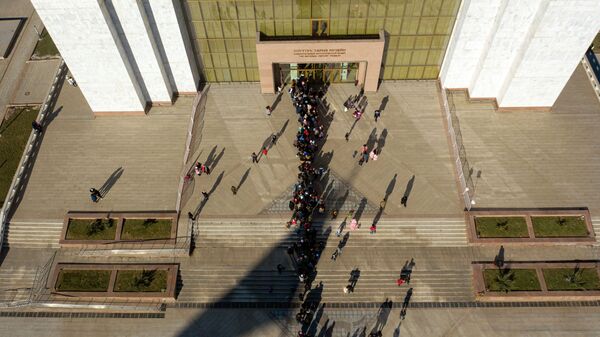 Очередь у входа в Государственный исторический музей в Бишкеке - Sputnik Кыргызстан