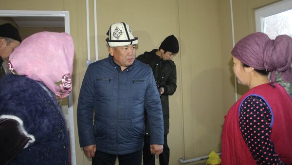 Президенттин Баткен облусундагы ыйгарым укуктуу өкүлү Абдикарим Алимбаев Көк-Терек айылынын жашоочуларынан кабар алды - Sputnik Кыргызстан