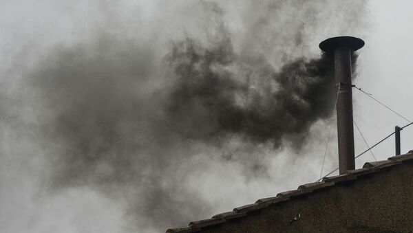 Дым выходит из трубы дымохода. Архивное фото - Sputnik Кыргызстан