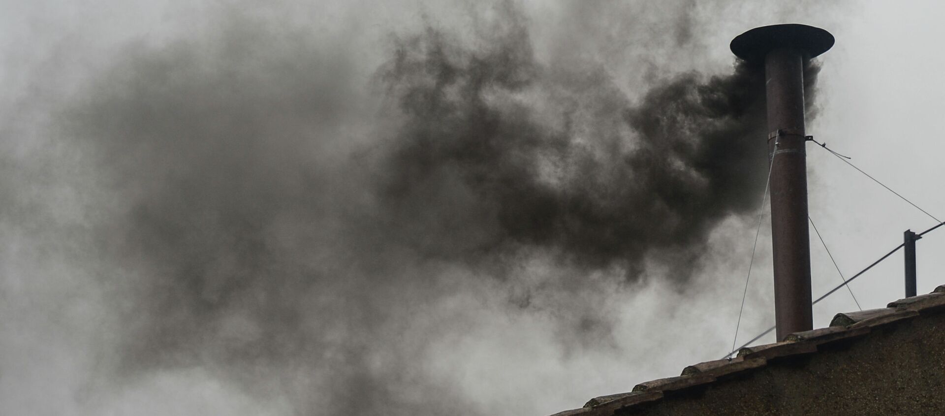 Дым выходит из трубы дымохода. Архивное фото - Sputnik Кыргызстан, 1920, 26.11.2021