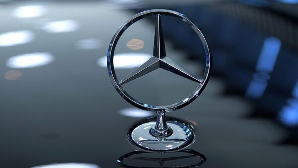 Значок на автомобиле Mercedes-Benz. Архивное фото - Sputnik Кыргызстан