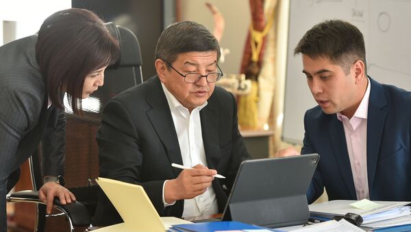 Председатель кабинета министров Акылбек Жапаров подписал документы электронной подписью - Sputnik Кыргызстан