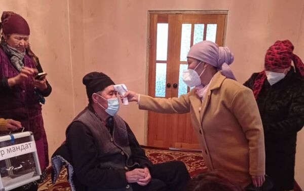 В обоих случаях более 10 тысяч человек — это пожилые и болеющие граждане - Sputnik Кыргызстан