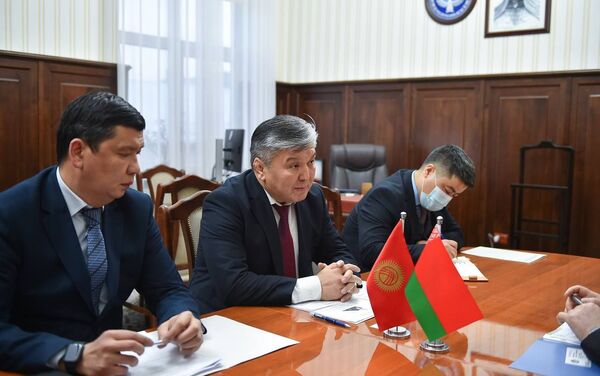 Во встрече также принял участие мэр Бишкека Айбек Джунушалиев, который ранее побывал на автобусном заводе в Минске - Sputnik Кыргызстан