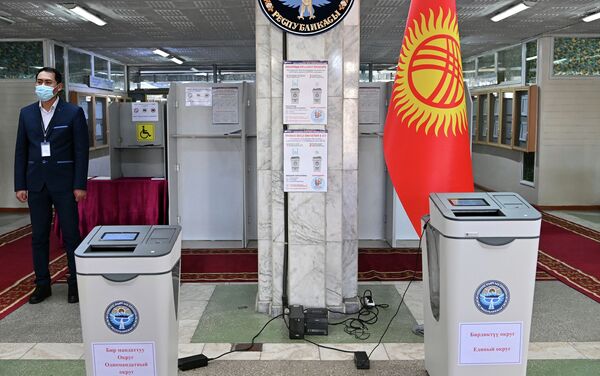 Ошондой эле БШК жетекчиси ар бир шайлоо тилкесинде бирдиктүү шайлоо округу боюнча шайланган саясий партиялар жана бир мандаттуу округдар боюнча шайланган талапкерлер тууралуу маалыматтар кеңири берилип жатканын кошумчалады - Sputnik Кыргызстан