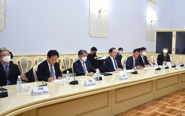 Они обсудили развитие сотрудничества в сферах экономики, инвестиций, туризма, образования и науки, сельского хозяйства, государственного управления, цифровизации и гидроэнергетики - Sputnik Кыргызстан