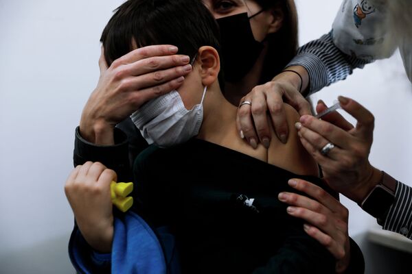 Шестилетний ребенок получает вакцину от COVID-19 в Тель-Авиве (Израиль) - Sputnik Кыргызстан