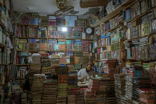 Владелец книжного магазина в Герате (Афганистан) - Sputnik Кыргызстан