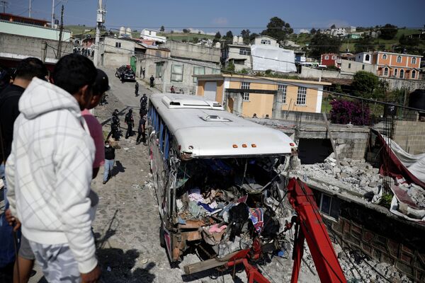 21 человек погиб, десятки получили травмы в ДТП с туристическим автобусом в Центральной Мексике.Автобус перевозил иностранцев, которые отправились в паломничество к Сантуарио-дель-Сеньор-де-Чальма — к христианской святыне в Джокисинго в штате Мексика. По предварительным данным, в пути у автобуса отказали тормоза и он врезался в жилой дом. И транспорт, и здание сильно пострадали. - Sputnik Кыргызстан