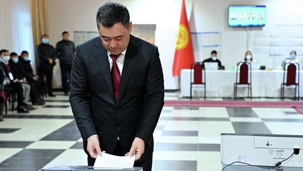 Как Садыр Жапаров и первая леди голосовали на выборах в ЖК — видео - Sputnik Кыргызстан