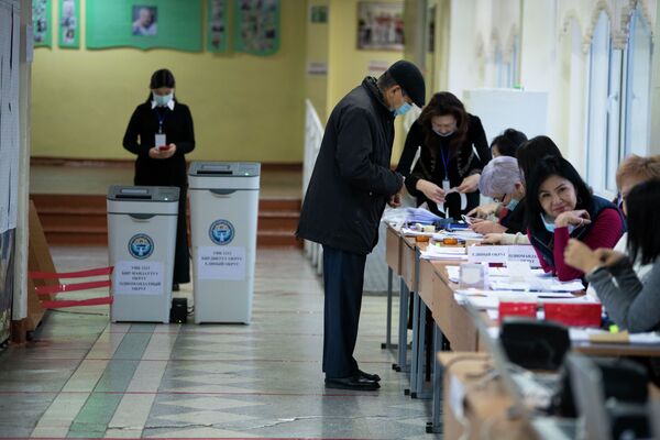 После заполнения бюллетеня его опускают в АСУ (автоматические считывающие урны), которые ведут учет голосов в онлайн-режиме  - Sputnik Кыргызстан