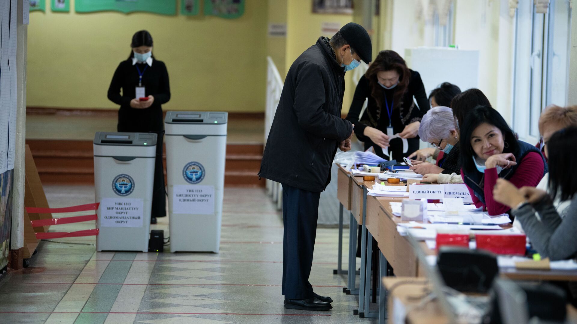 Мужчина участвует на выборах депутатов Жогорку Кенеша VII созыва в избирательном участке №1213 в Бишкеке. 28 ноября 2021 года - Sputnik Кыргызстан, 1920, 05.12.2021