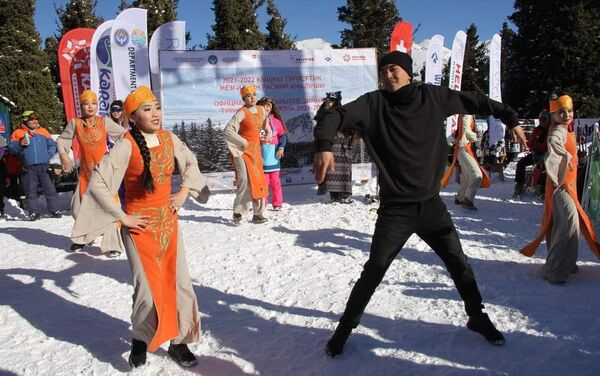 В Кыргызстане лыжный сезон начинается в ноябре и декабре и длится до начала апреля, а лучшее время для катания — февраль и март.  - Sputnik Кыргызстан