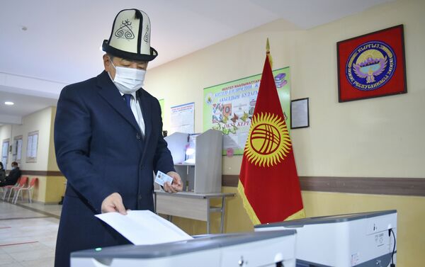 Он заявил, что программы всех политических партий почти идентичны. - Sputnik Кыргызстан
