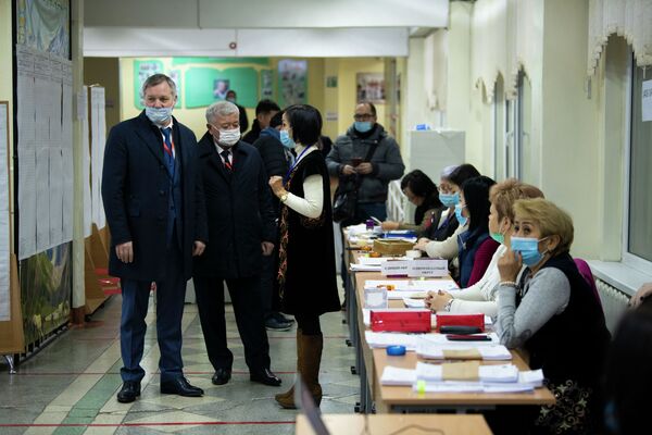 Сотрудница ЦИК и наблюдатели на избирательном участке № 1213 в Бишкеке - Sputnik Кыргызстан