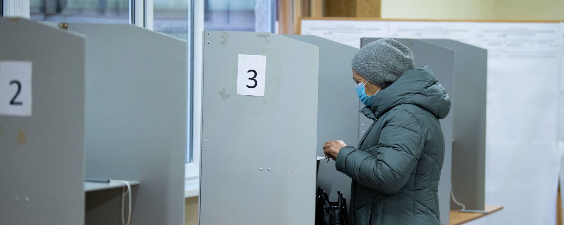 Женщина участвует на выборах депутатов Жогорку Кенеша VII созыва в избирательном участке №1213 в Бишкеке. 28 ноября 2021 года - Sputnik Кыргызстан, 1920, 27.12.2021