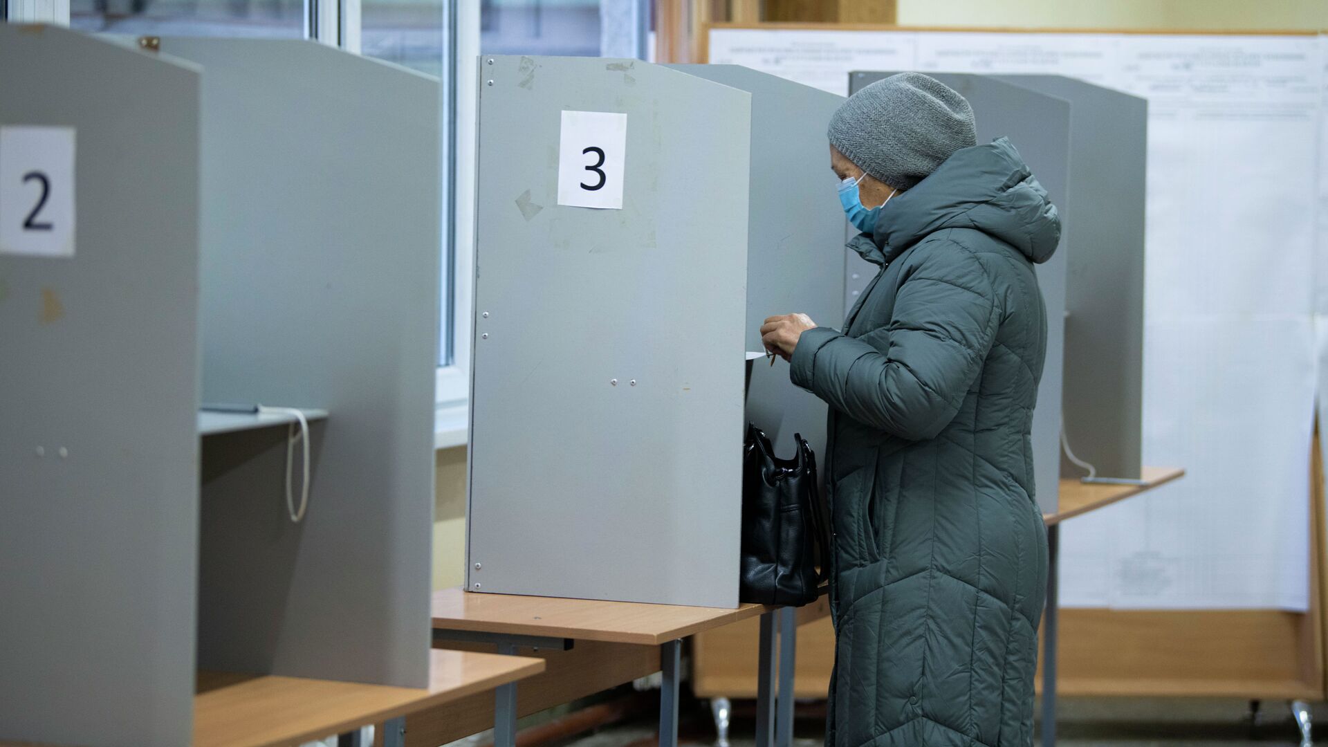 Женщина участвует на выборах депутатов Жогорку Кенеша VII созыва в избирательном участке №1213 в Бишкеке. 28 ноября 2021 года - Sputnik Кыргызстан, 1920, 28.11.2021