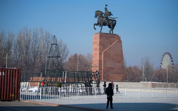 На площади Ала-Тоо в Бишкеке начали устанавливать главную новогоднюю елку Кыргызстана - Sputnik Кыргызстан