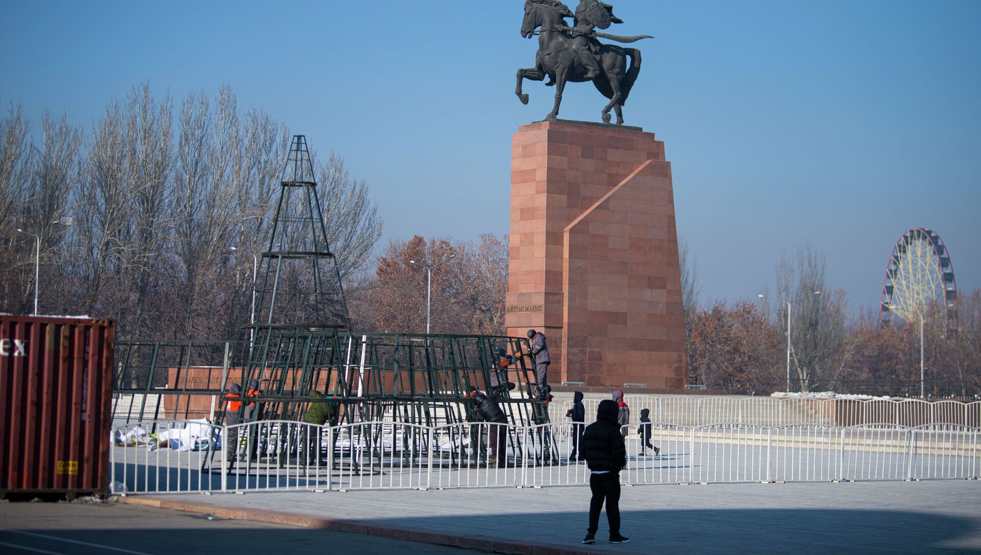 Установка новогодней елки на площади Ала-Тоо в Бишкеке - Sputnik Кыргызстан, 1920, 28.11.2021