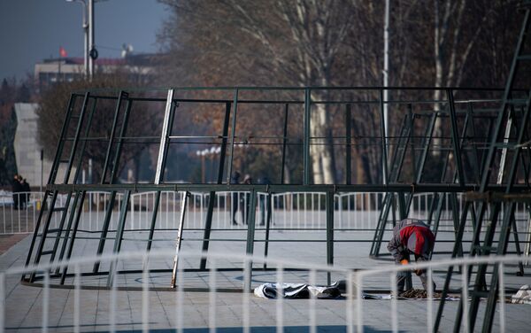Бишкектеги Ала-Тоо аянтында өлкөнүн Жаңы жылдык башкы балатысы орнотулуп жатат. - Sputnik Кыргызстан