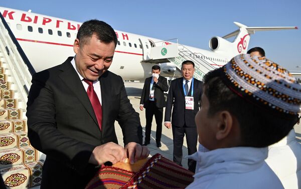 Президент Кыргызстана Садыр Жапаров прибыл с рабочим визитом в Ашхабад - Sputnik Кыргызстан