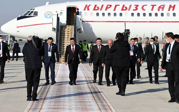 Президенттин учагы Ахшабад шаарындагы эл аралык аэропортко конду. - Sputnik Кыргызстан