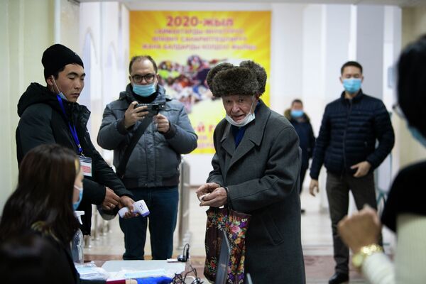 Сотрудники УИК объясняют всем избирателям процедуру голосования - Sputnik Кыргызстан