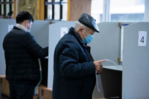 Горожане в кабинках для голосования - Sputnik Кыргызстан