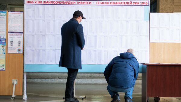Люди участвуют на выборах депутатов Жогорку Кенеша VII созыва в избирательном участке №1213 в Бишкеке. 28 ноября 2021 года - Sputnik Кыргызстан
