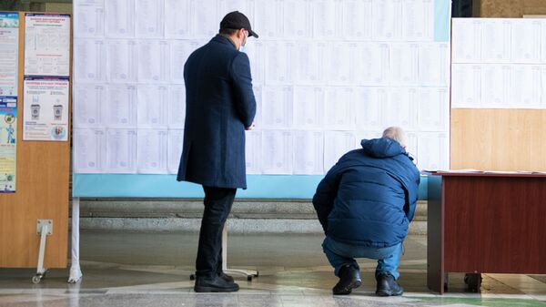 Люди участвуют на выборах депутатов Жогорку Кенеша VII созыва в избирательном участке №1213 в Бишкеке. 28 ноября 2021 года - Sputnik Кыргызстан