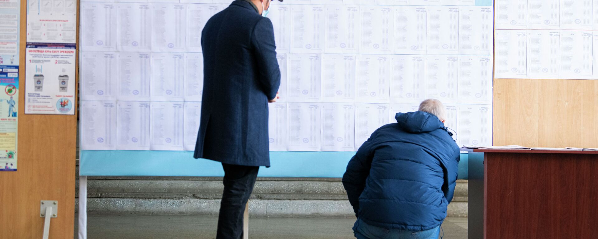 Люди участвуют на выборах депутатов Жогорку Кенеша VII созыва в избирательном участке №1213 в Бишкеке. 28 ноября 2021 года - Sputnik Кыргызстан, 1920, 28.11.2021