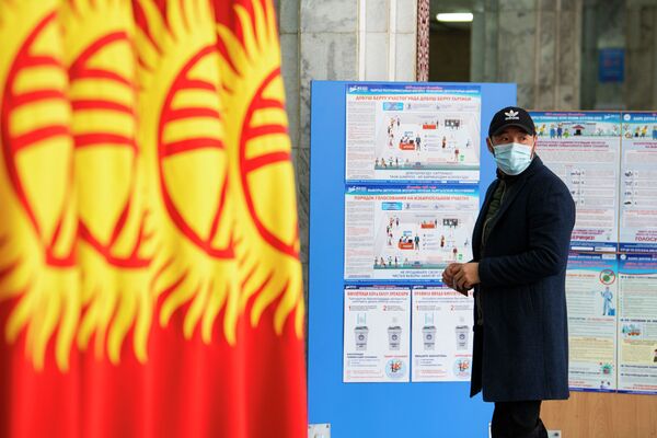 На всех избирательных участках есть схема, объясняющая процедуру голосования - Sputnik Кыргызстан