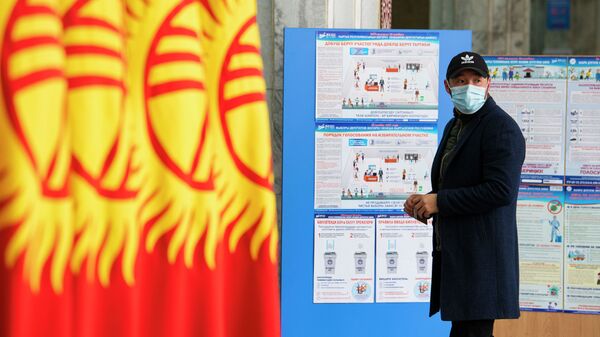 Мужчина участвует на избирательном участке в Бишкеке - Sputnik Кыргызстан