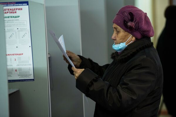 Женщина идет в кабинку для голосования - Sputnik Кыргызстан