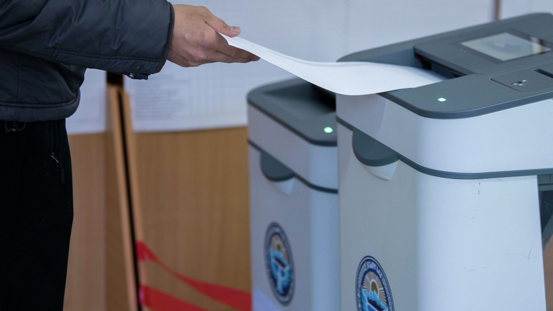 Избиратель опускает бюллетень в электронную урну - Sputnik Кыргызстан, 1920, 03.12.2021
