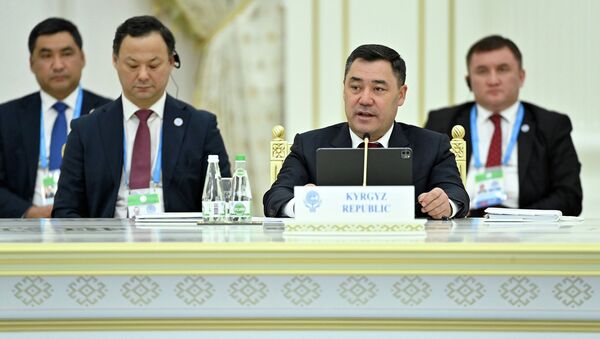 Кыргызстандын президенти Садыр Жапаров Түркмөнстанда өтүп жаткан Экономикалык кызматташтык уюмунун 15-саммити учурунда - Sputnik Кыргызстан