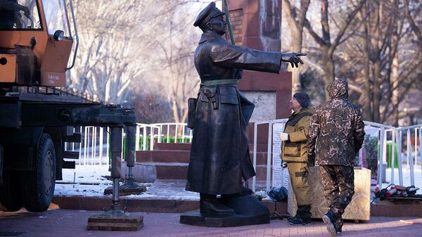 В Бишкеке заменили памятник легендарному полководцу Панфилову — видео - Sputnik Кыргызстан