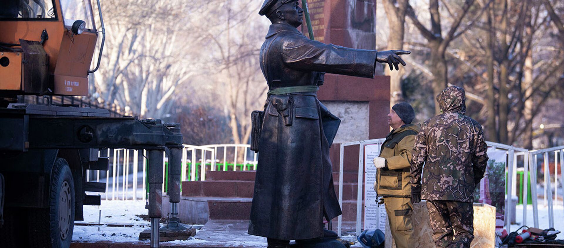 В Бишкеке заменили памятник легендарному полководцу Панфилову — видео - Sputnik Кыргызстан, 1920, 28.11.2021