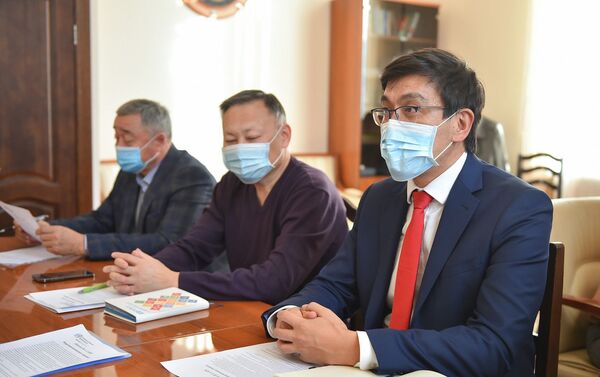Переговоры провели зампредседателя кабмина Эдиль Байсалов, представители Министерства здравоохранения и ВОЗ - Sputnik Кыргызстан