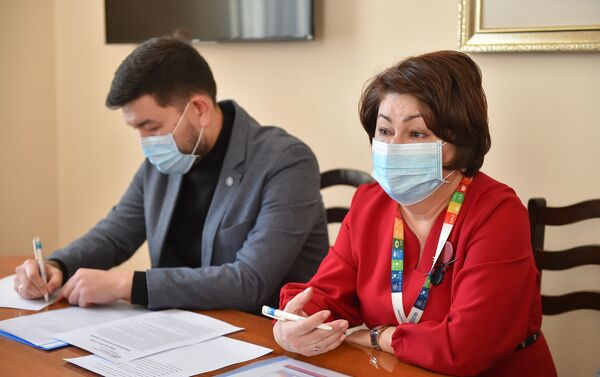 Представитель и глава странового офиса ВОЗ Назира Артыкова заявила, что, несмотря на стабильную эпидемиологическую ситуацию в республике, необходимо ускорить процесс иммунизации населения, так как омикрон имеет способность распространяться быстрее других вариантов коронавируса - Sputnik Кыргызстан
