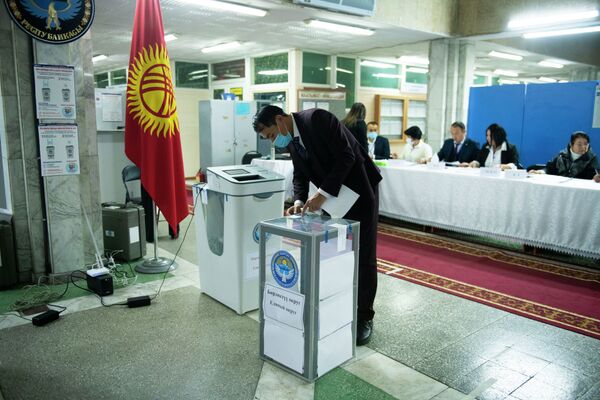 Сотрудники УИК во время подсчета голосов  - Sputnik Кыргызстан