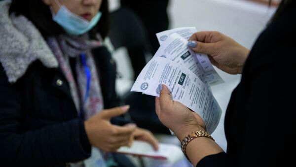 Сотрудники ЦИК подсчитывают голоса после выборов депутатов Жогорку Кенеша VII созыва. Архивное фото - Sputnik Кыргызстан