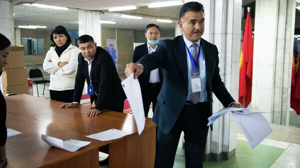 Сотрудники ЦИК подсчитывают голоса во время выборов депутатов Жогорку Кенеша VII созыва на избирательном участке в Бишкеке. Архивное фото - Sputnik Кыргызстан