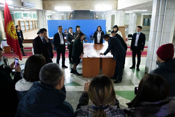 Работники УИК готовятся к ручному подсчету бюллетеней - Sputnik Кыргызстан