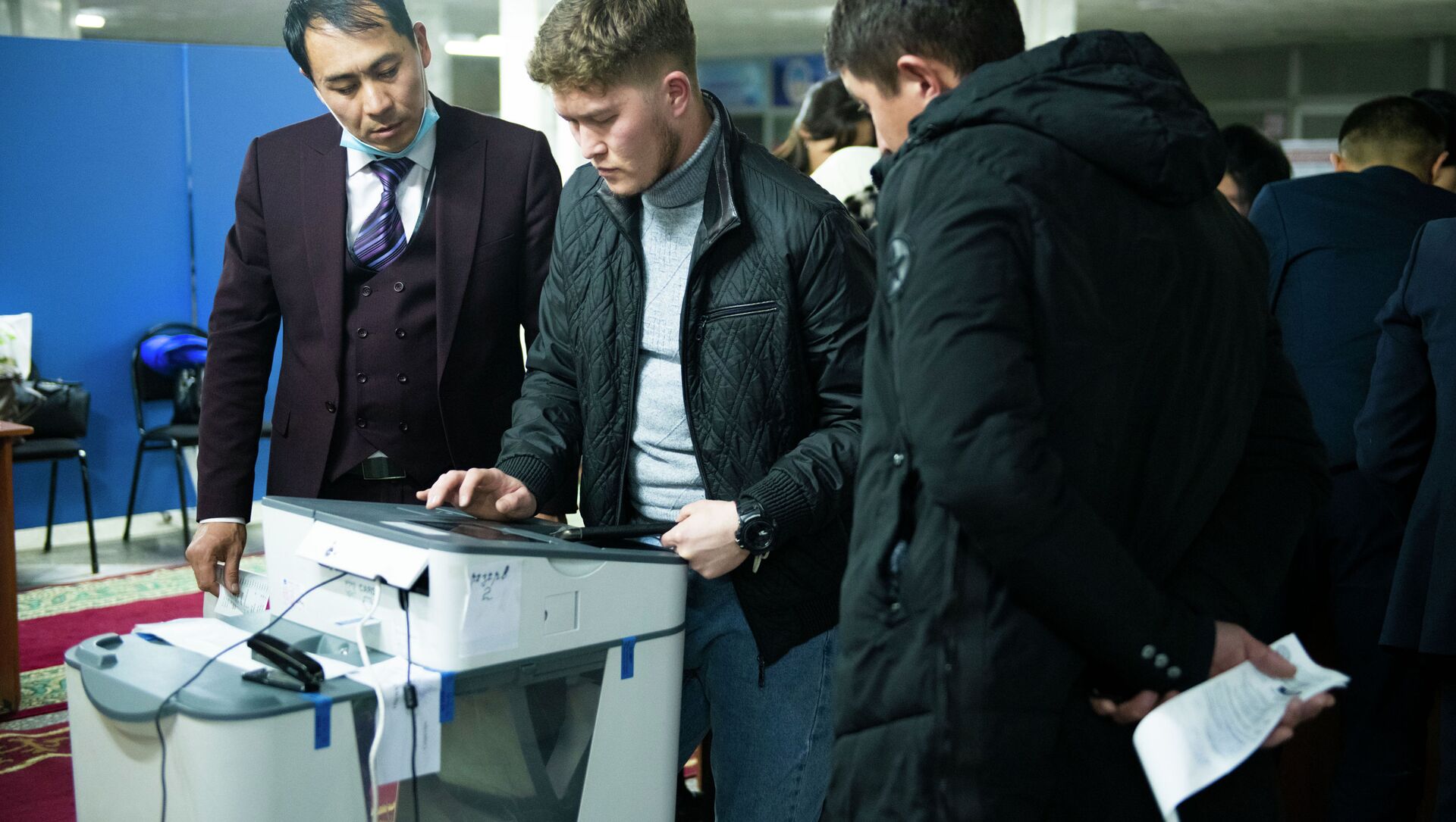 Сотрудники ЦИК подсчитывают голоса во время выборов депутатов Жогорку Кенеша - Sputnik Кыргызстан, 1920, 06.12.2021