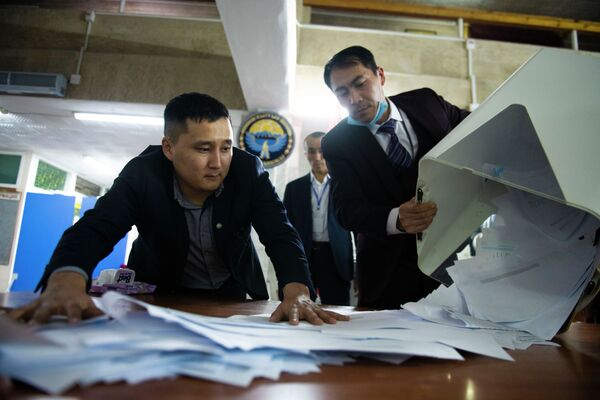 Процесс подсчета голосов контролируют наблюдатели - Sputnik Кыргызстан