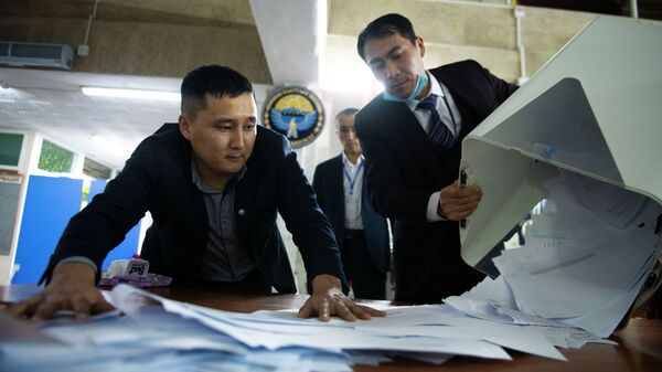 БШКнын кызматкерлери добуштарды эсептеп жатышат - Sputnik Кыргызстан